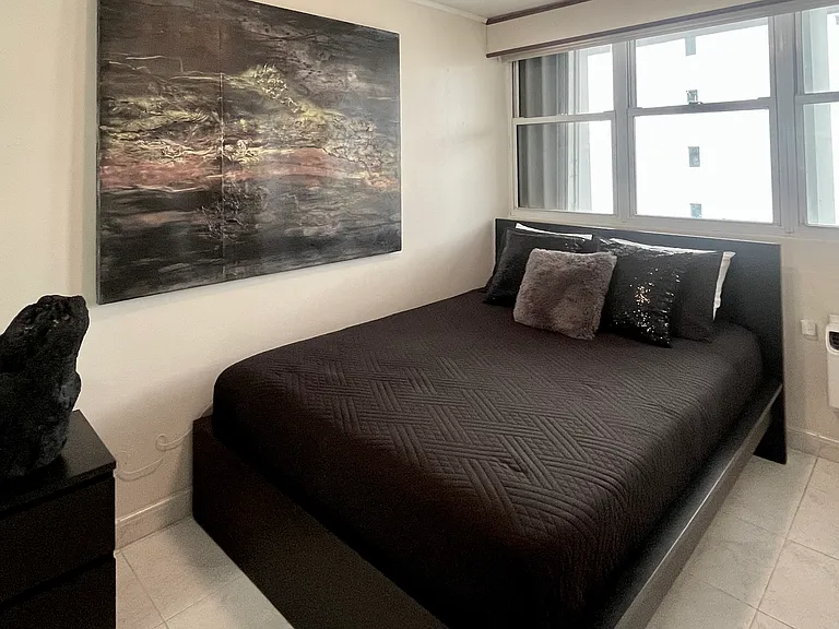 Secondary bedroom _ Queen bed