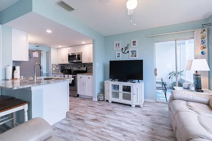 516 Beach Park Ln — Photo 8