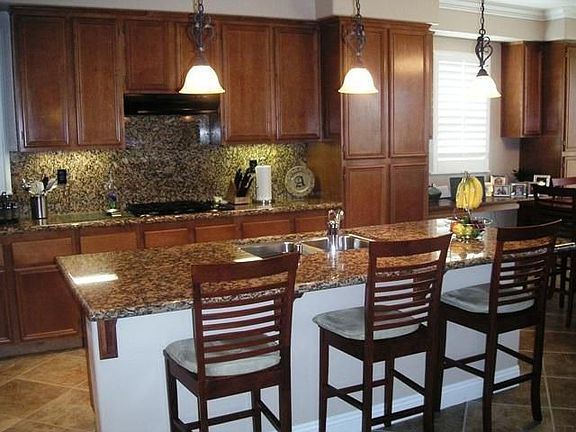 Gourmet Kitchen w/Center Island
