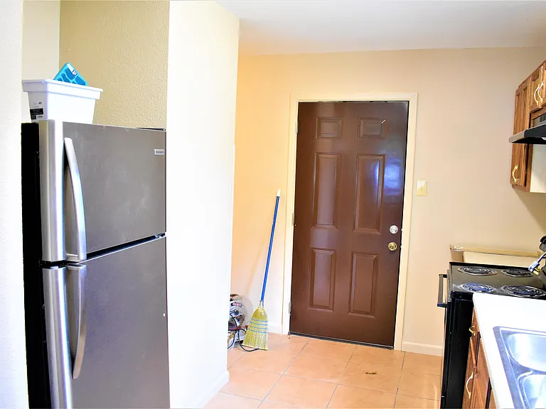 2114 Railroad St — Photo 8
