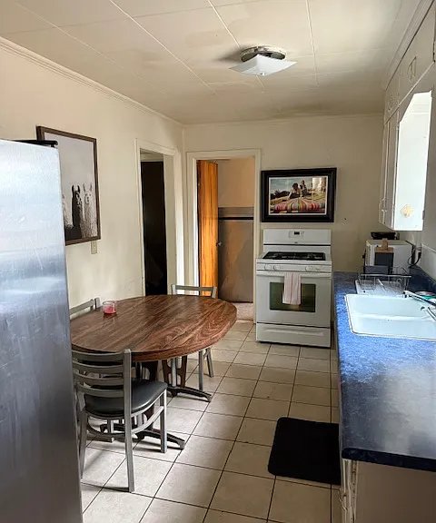 Full kitchen