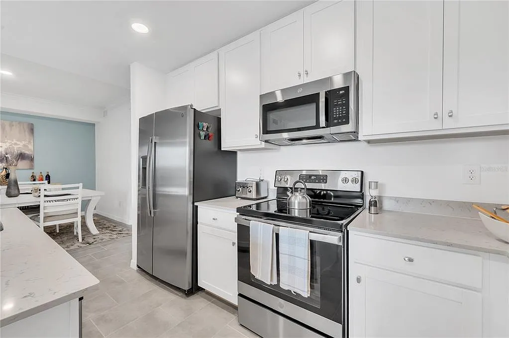 3 bed, 2.0 bath, 1301 sqft, $2,300 — Photo 3
