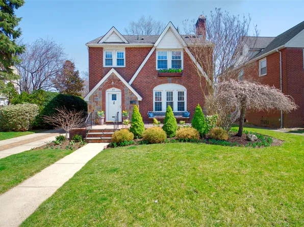 83 Adams Street, Garden City, NY 11530