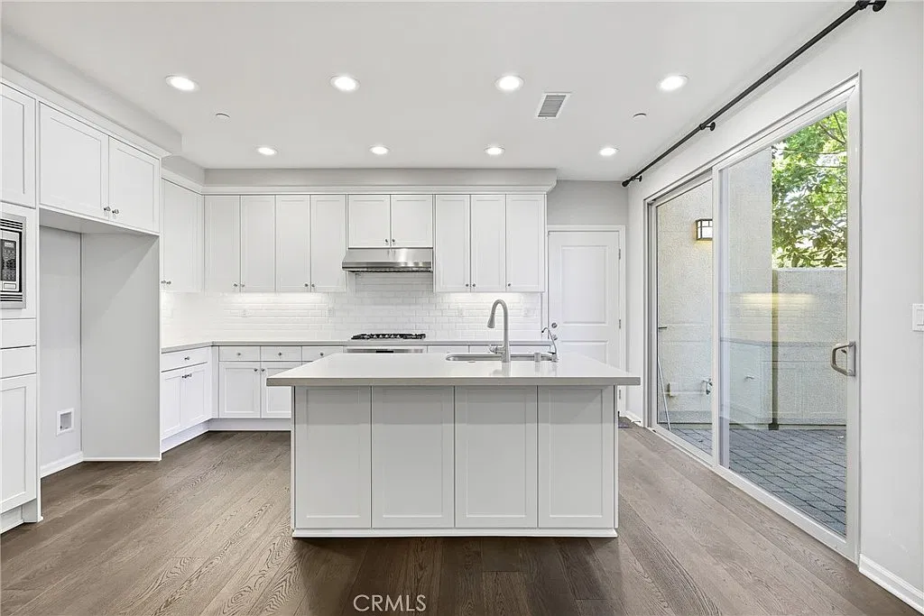 3 bed, 3.5 bath, 1813 sqft, $4,800 — Photo 3