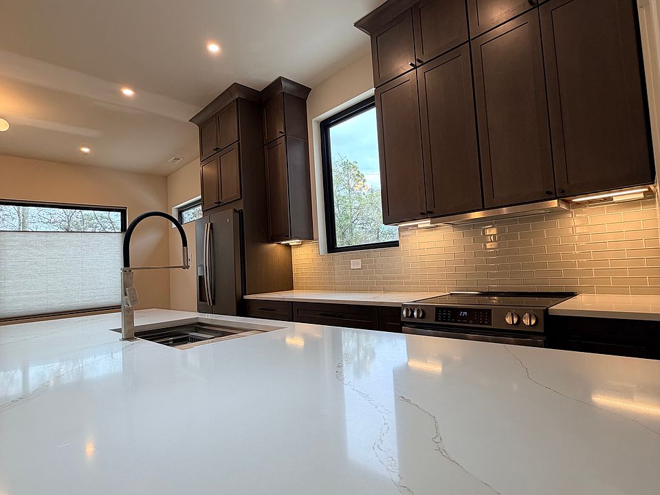 1st image of 301 Dogwood Ln