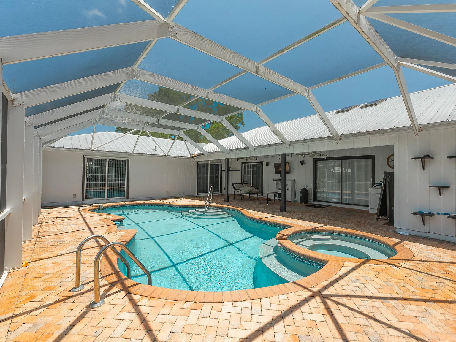 6 bed, 5.0 bath, 2523 sqft, $2,000 — Photo 3