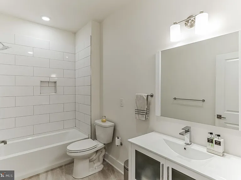 1115 N American St #B6 — Photo 14