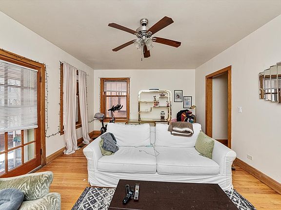 4th image of 910 W Gunnison St #1