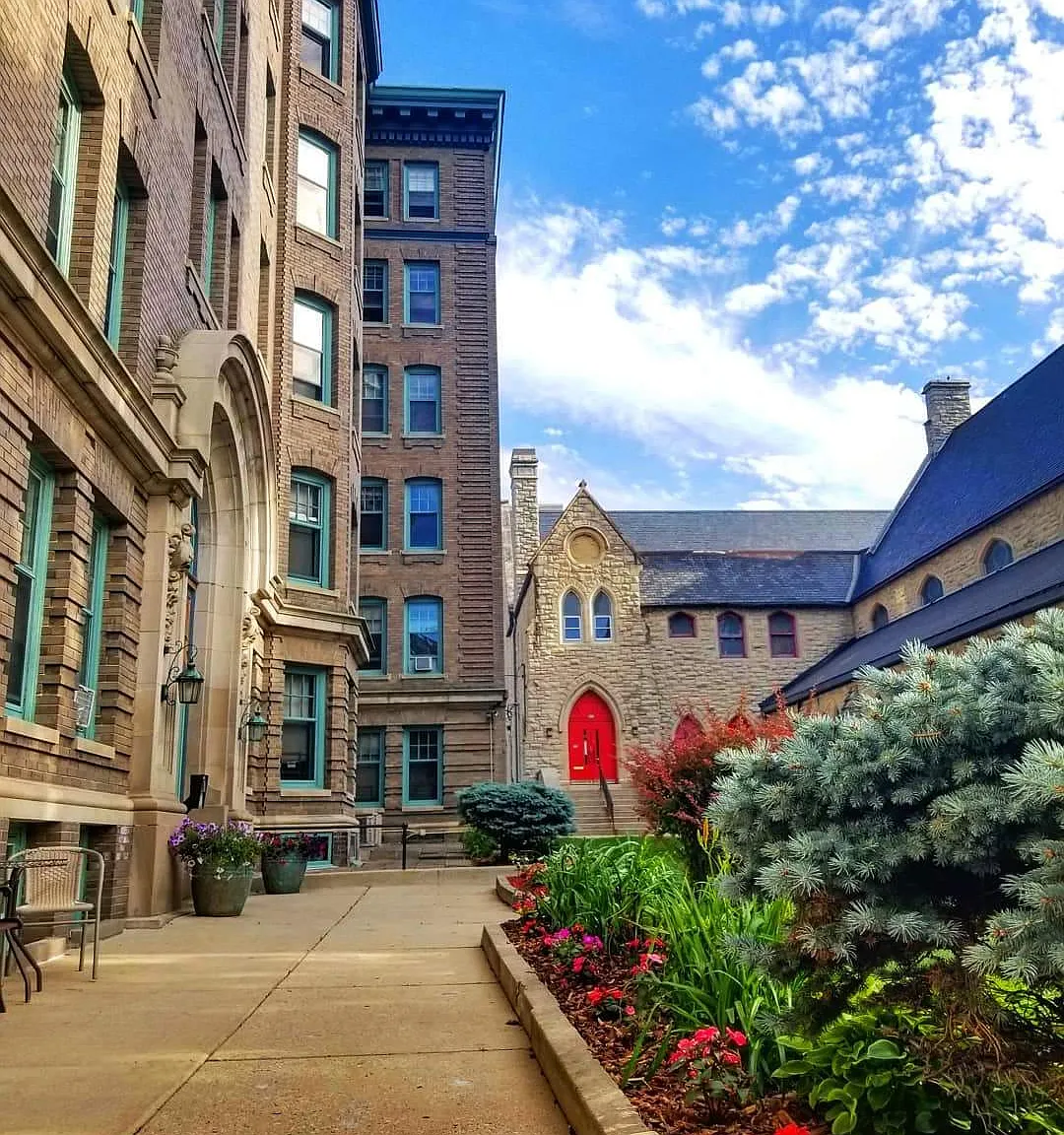 St. James Court Historic Apartments — Photo 3