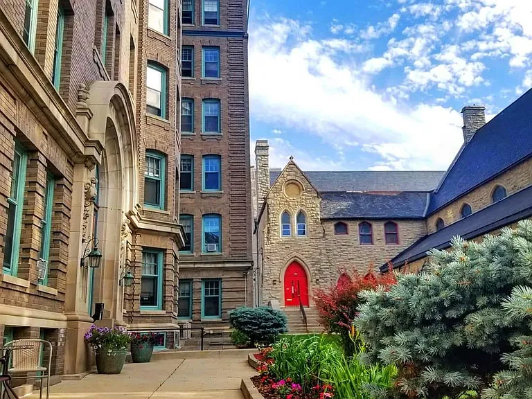 St. James Court Historic Apartments — Photo 3
