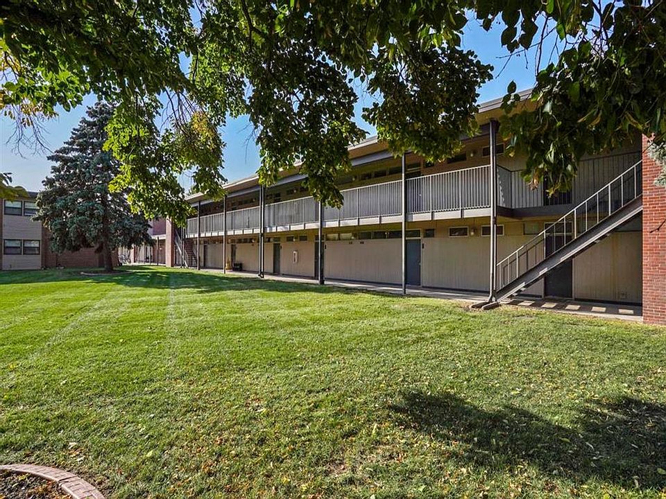 Exterior view of a building at Kearney Apartment Homes.