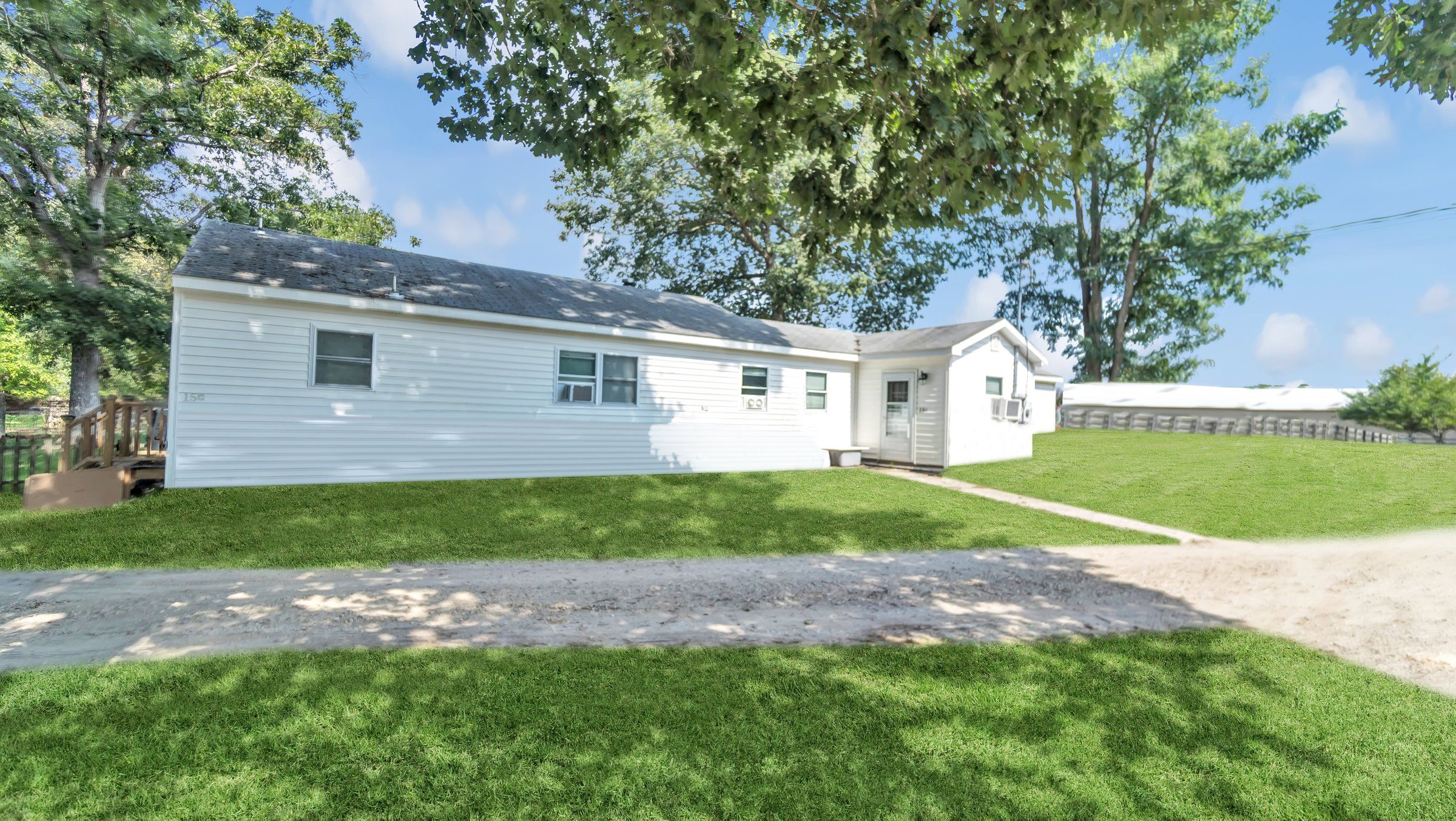 15 South St, Manorville, NY 11949 Out East