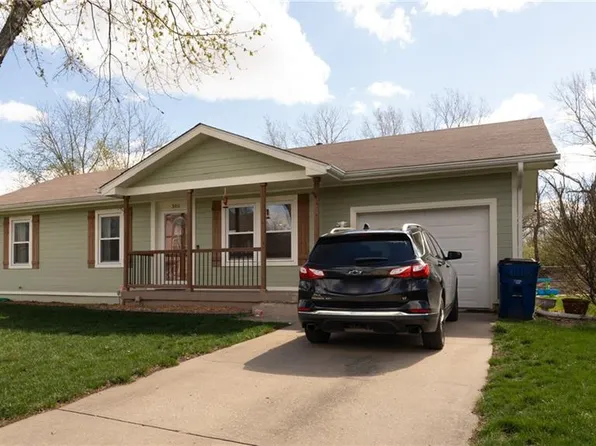 305 NE 4th Ter, Oak Grove, MO 64075