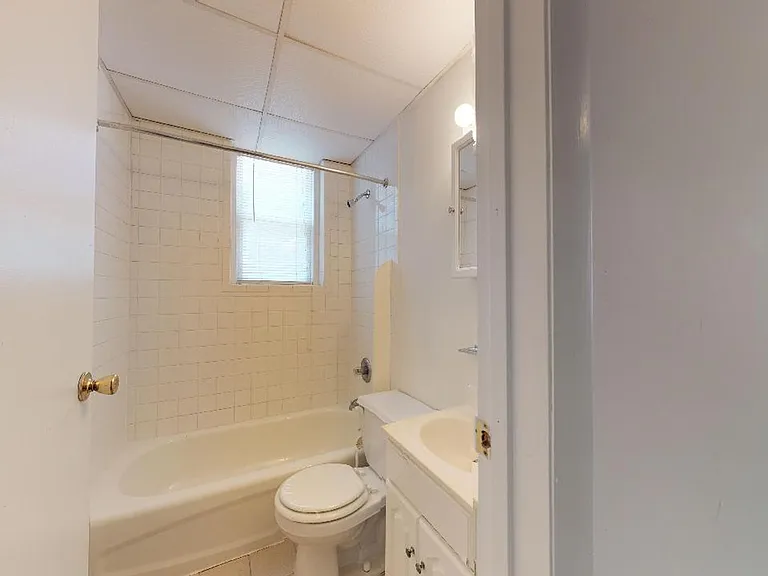 Royal Chester Apartments — Photo 16