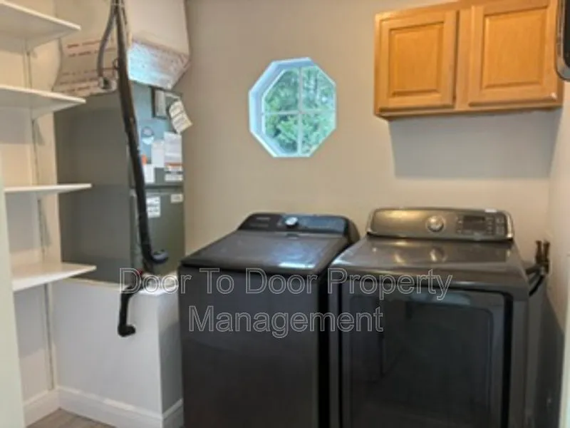 3 bed, 2.0 bath, 2000 sqft, $2,400 — Photo 2