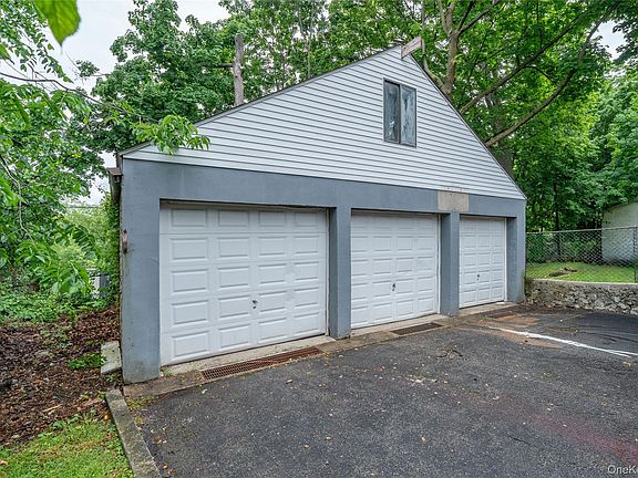 3rd image of 32 Ridgeview Avenue