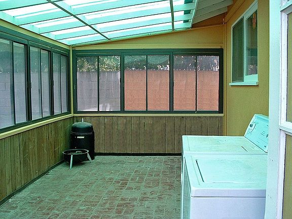 ENCLOSED PATIO/LAUNDRY
