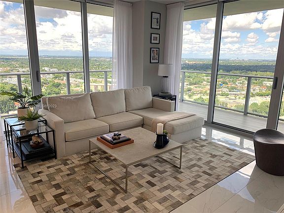 2nd image of 16385 Biscayne Blvd Unit 2801