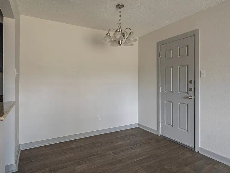 Lux Estate TX Apartments — Photo 7