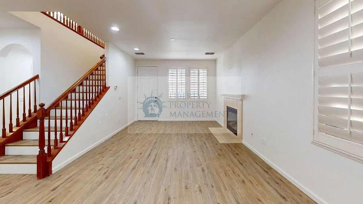 4 bed, 2165 sqft, $2,695 — Photo 3