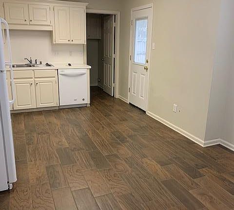 Kitchen / Eat in Dining Area
