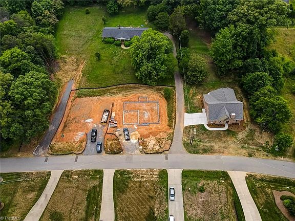 5th image of 128 Shady Brook Ln
