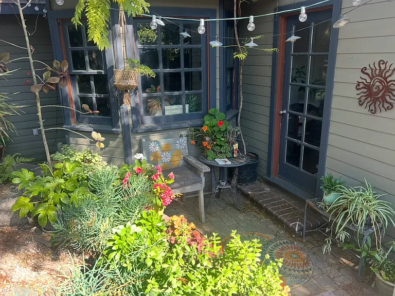 W Laurel Ave — Photo 4