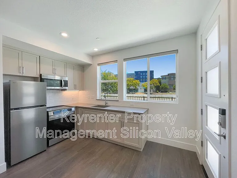 333 W Montague Expy — Photo 3