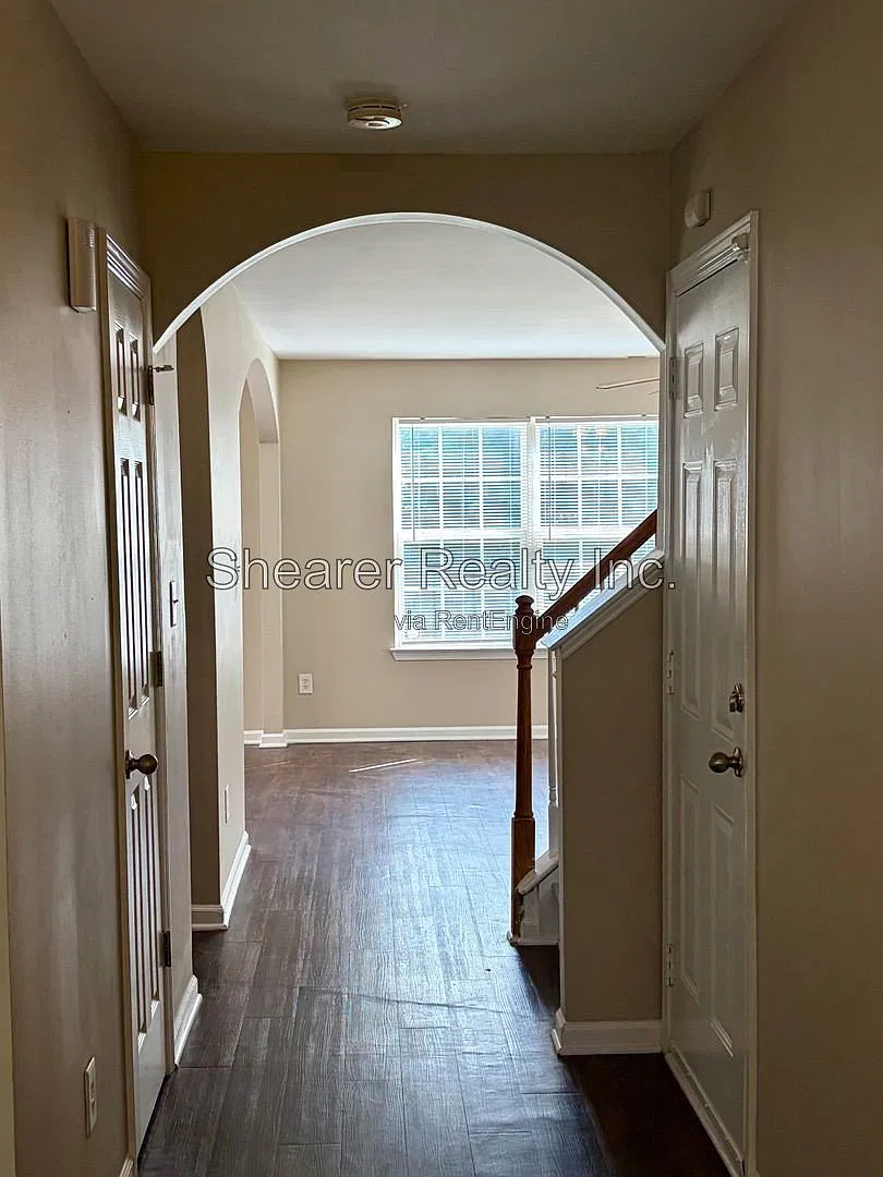 4 bed, 2.5 bath, 2192 sqft, $2,100 — Photo 2