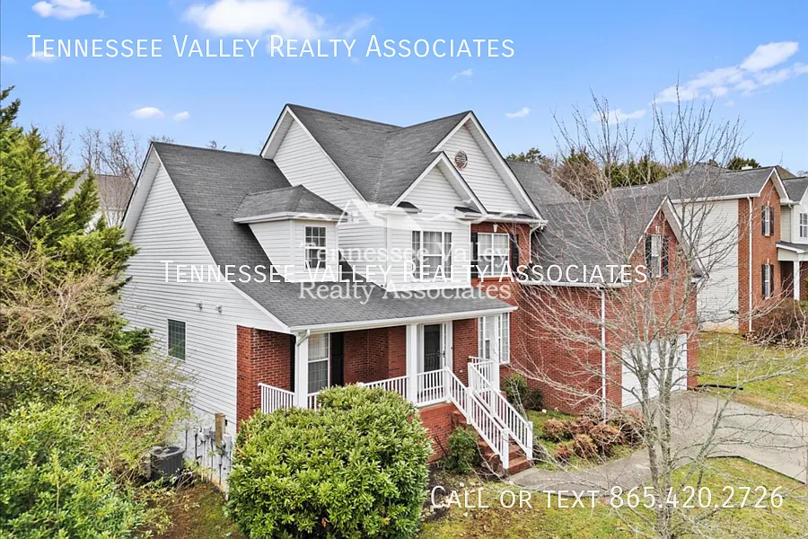 Stunning 5-Bedroom, 3-Bathroom Brick Home in Powell, TN — Photo 2
