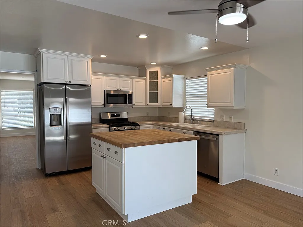 2 bed, 1149 sqft, $4,395 — Photo 2