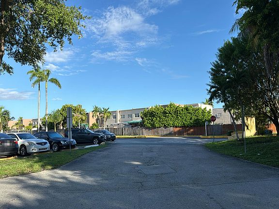 4th image of 11800 SW 18th St APT 210
