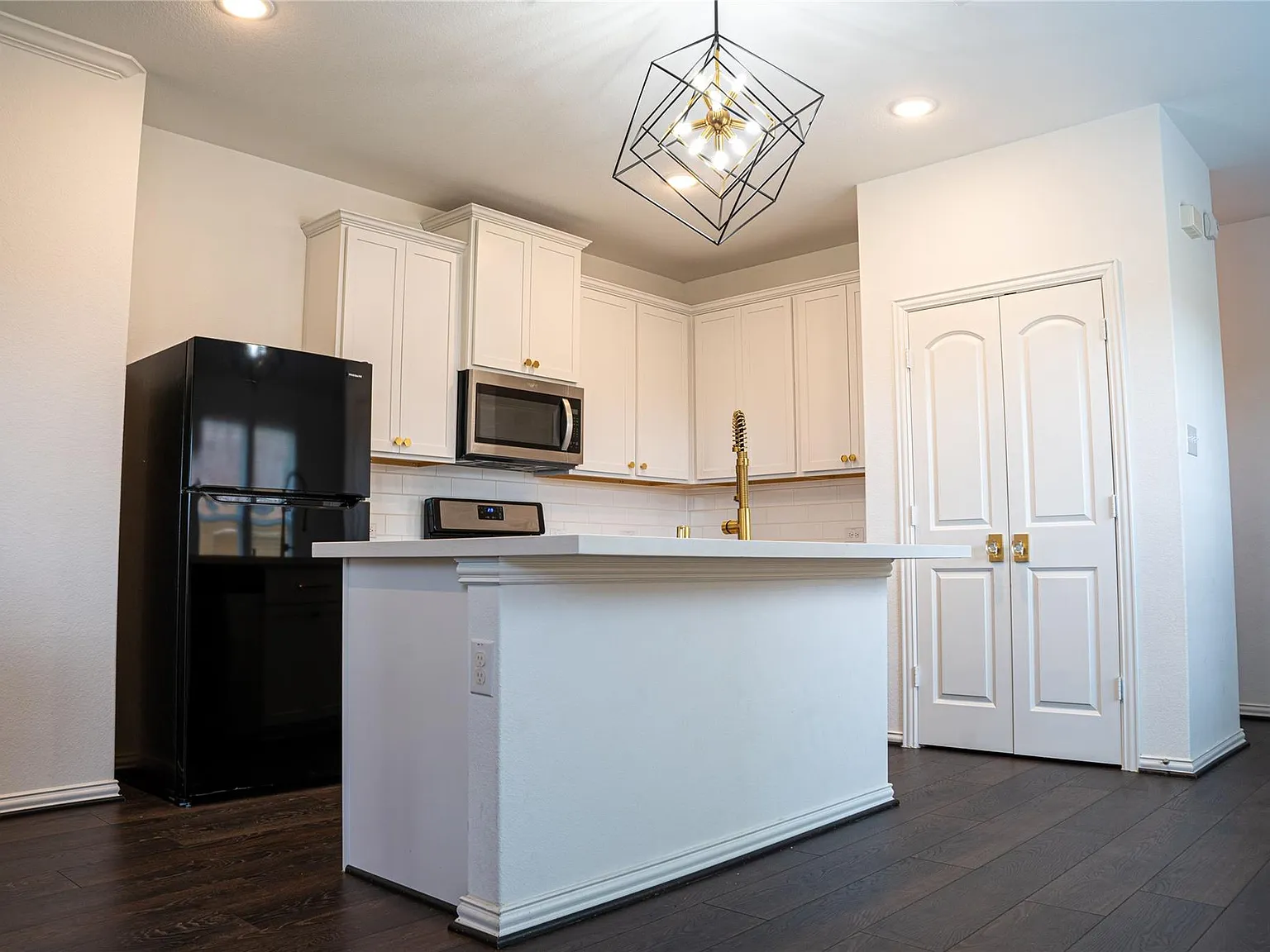 4 bed, 3.0 bath, 1710 sqft, $2,200 — Photo 2