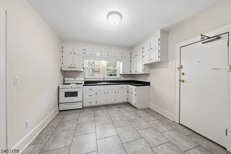 2 bed, 1.0 bath, $2,550 — Photo 3