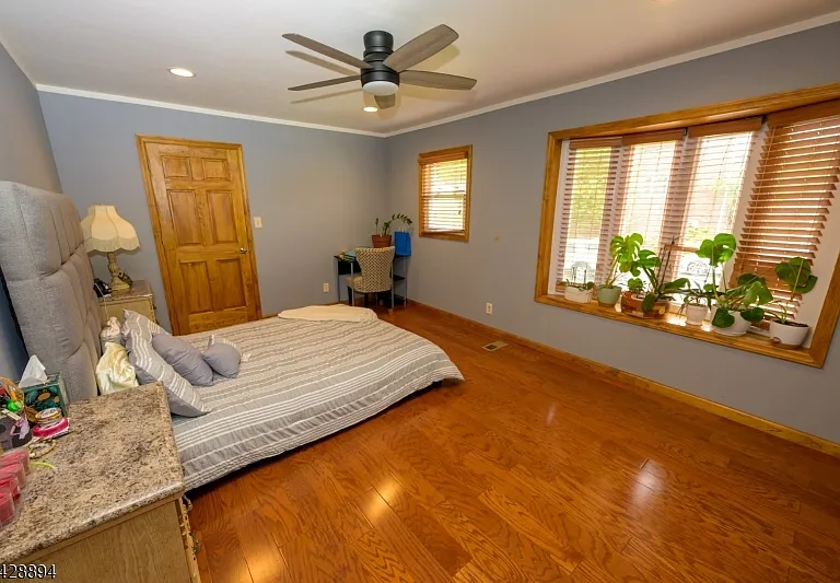 487 Macarthur Ave — Photo 7
