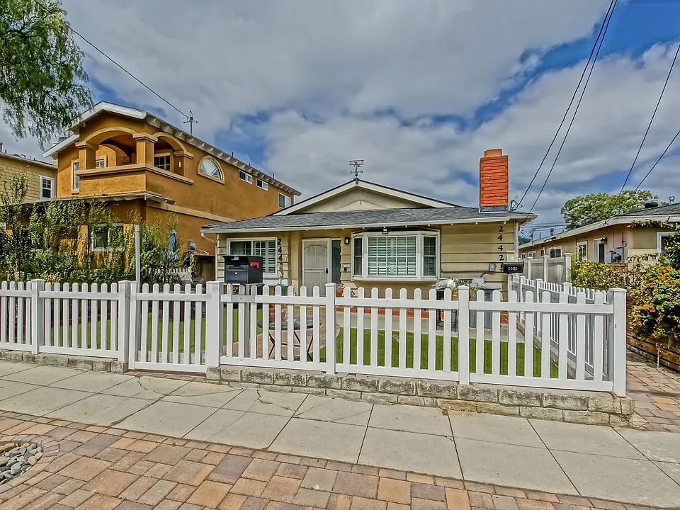 24423-24425 Ward St