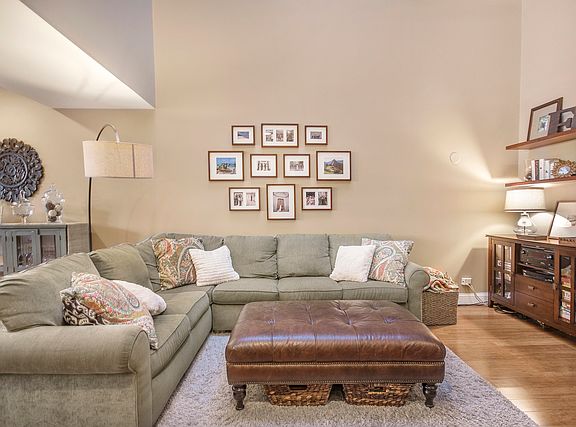 3rd image of 909 W Diversey Pkwy APT 1E