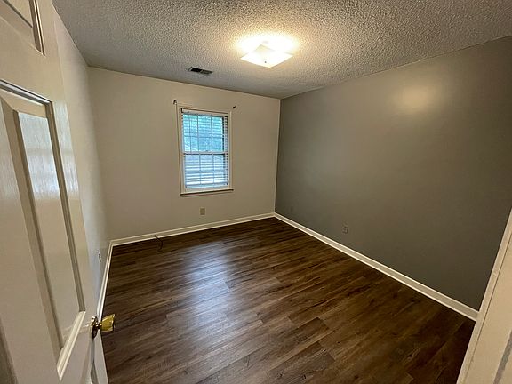 4th image of 23 Oakwood Dr