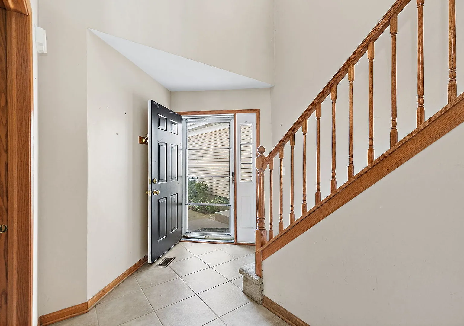 3 bed, 2.5 bath, 1367 sqft, $2,200 — Photo 3