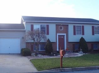 1409 Seville Dr, Slatington, PA 18080