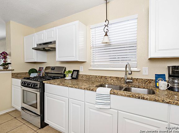 3rd image of 415 Monticello Ct