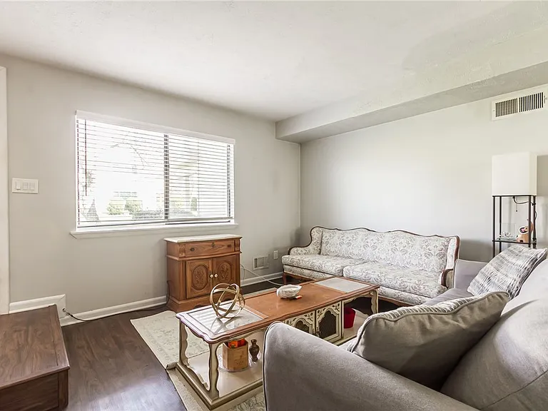 644 Eastbrooke Ln — Photo 4