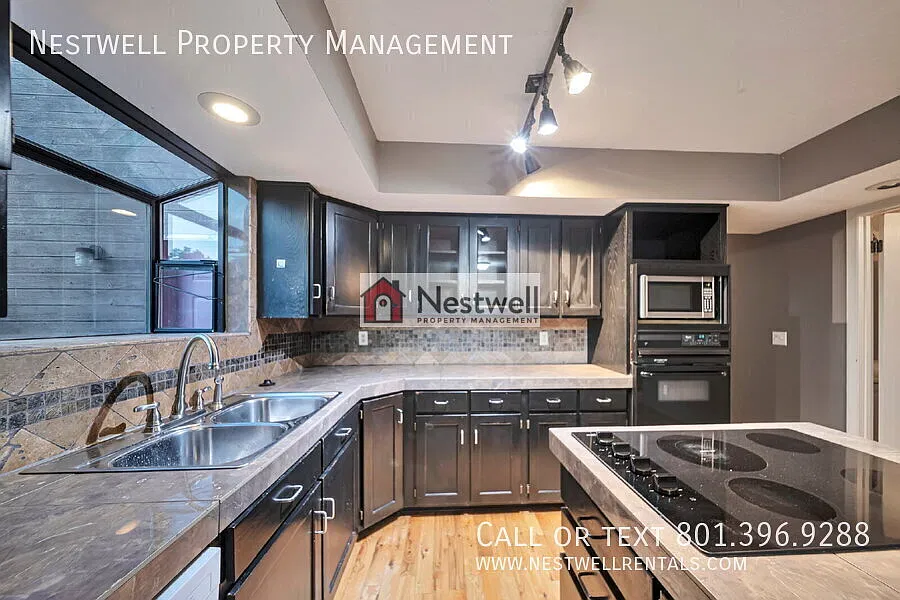 Fantastic 4-bed home in Sandy! — Photo 3