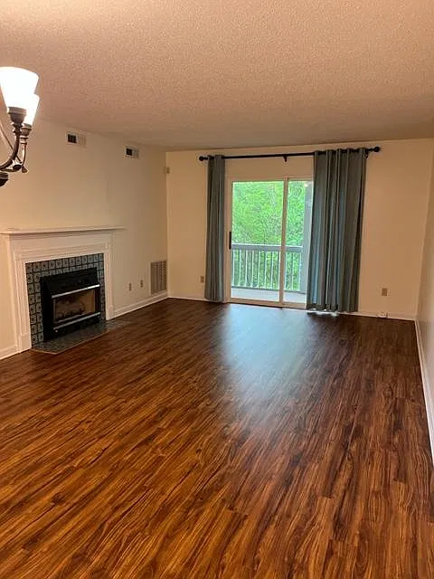 2 bed, 1176 sqft, $1,600 — Photo 3