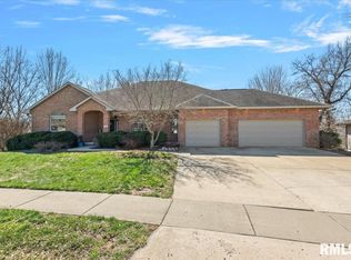 8 Riverwood Dr, Rochester, IL 62563