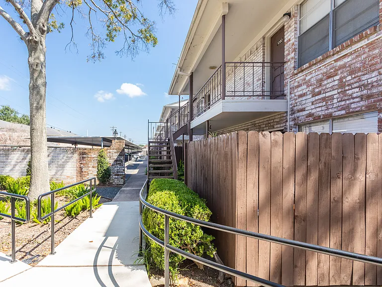Stratford House Apartments — Photo 8