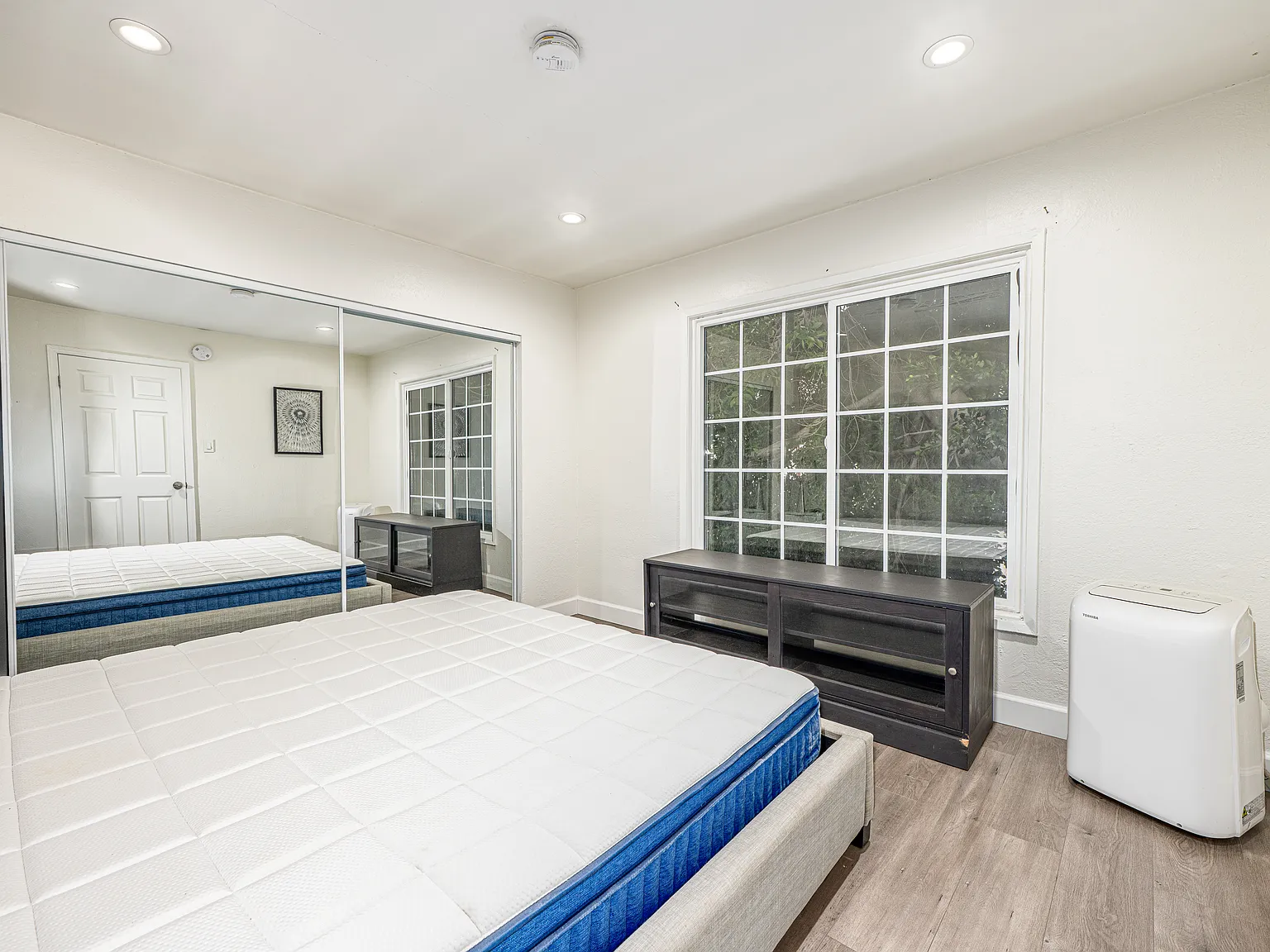 3 bed, 1.5 bath, 1200 sqft, $2,950 — Photo 3
