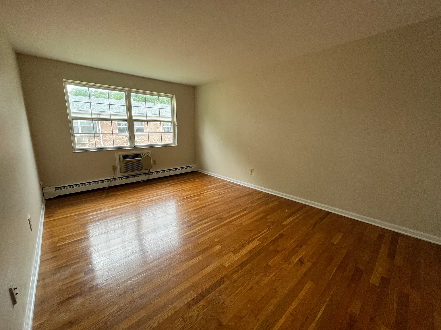 Broadway Court Apartments — Photo 2