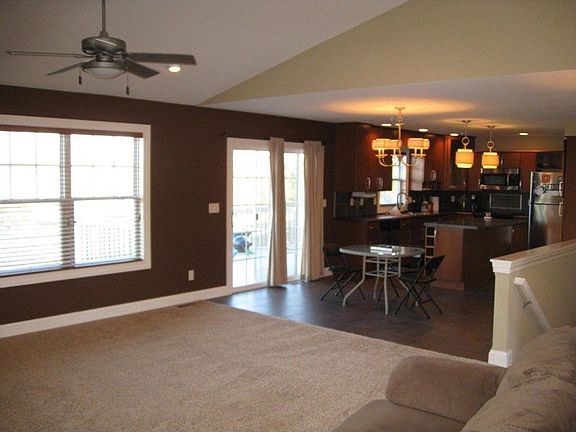 2nd image of 905 Hawthorne Dr