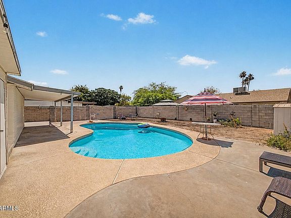 3rd image of 701 W EMELITA Avenue